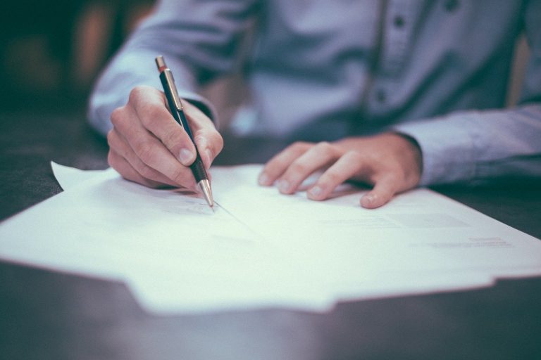 A Justiça pode rever questões e critérios de correção de prova em concurso público?